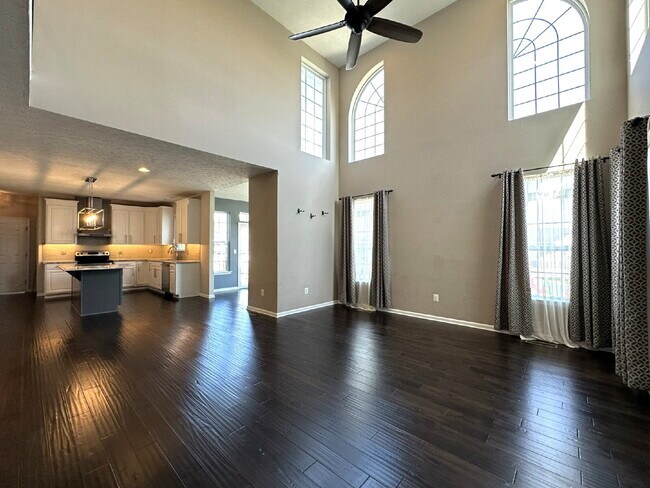 Building Photo - Gorgeous 6-Bedroom 3.5-Bath Colonial in Ma...