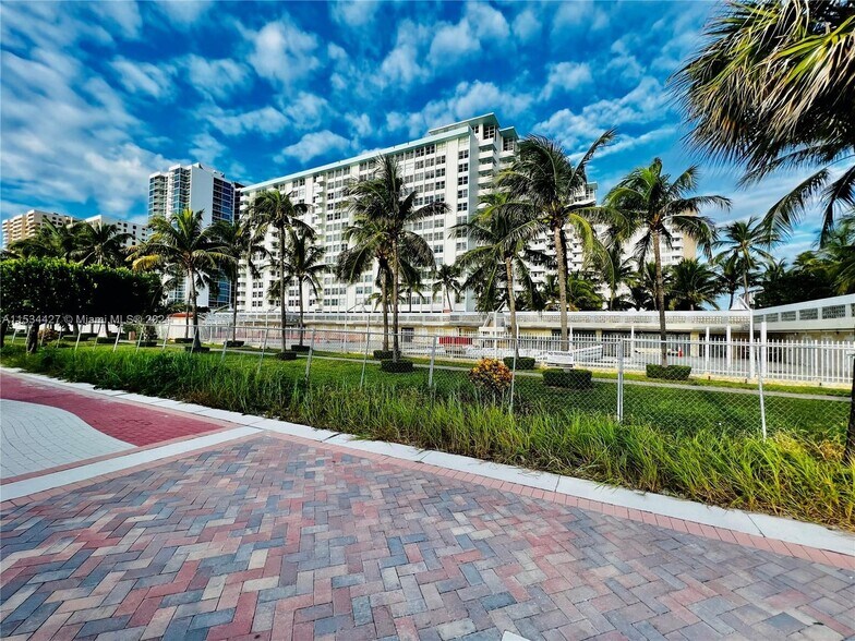 Building Photo - 2899 Collins Ave