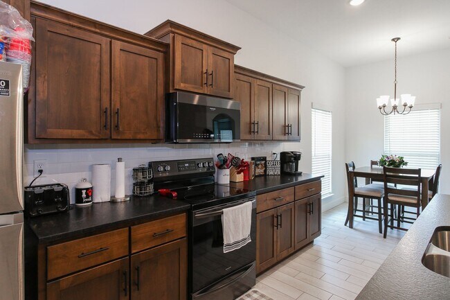 Building Photo - Like New Beautiful 3/2 Home in Gentry