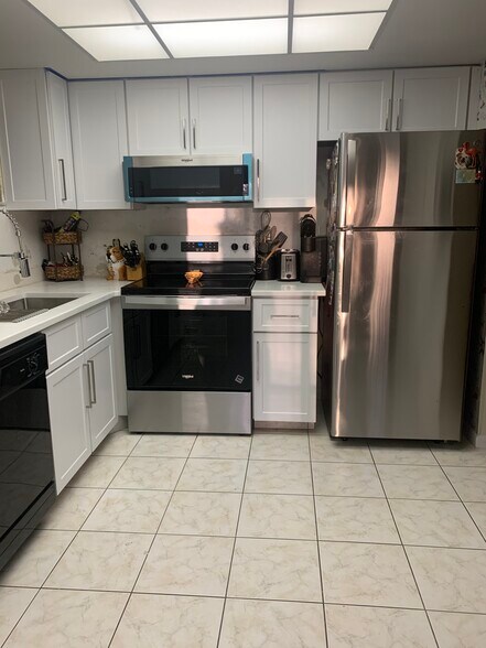 Building Photo - 1411 NE 14th Ct