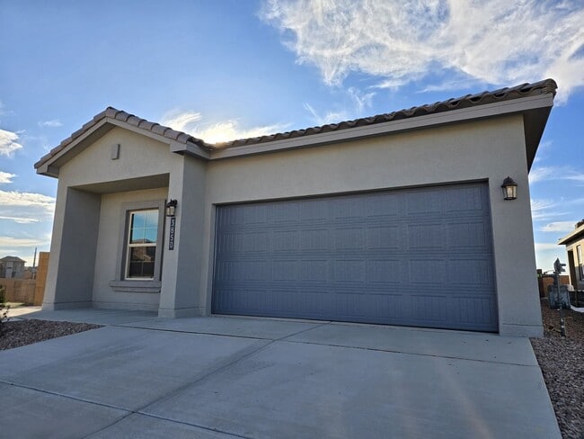 Building Photo - 3850 Chitalpa