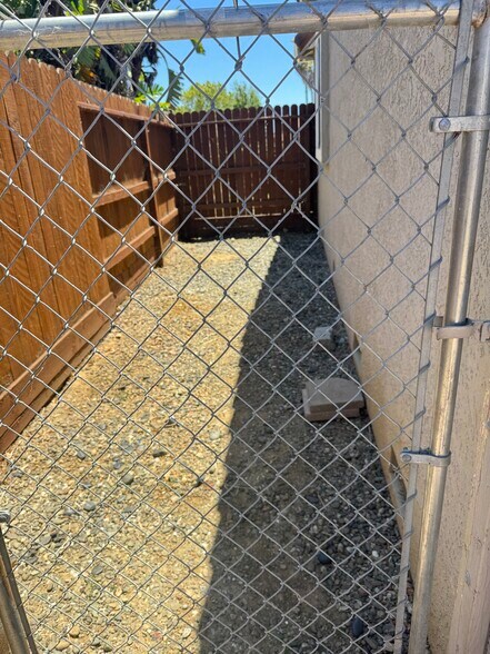 Building Photo - 1605 Paseo Flores Dr