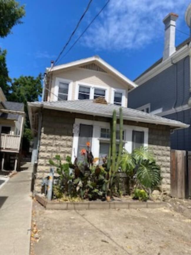 Building Photo - 10TH 170-172 S