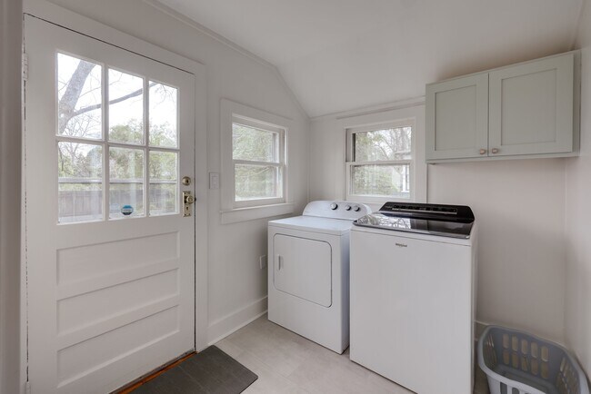 Building Photo - 150 Hall St