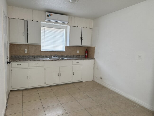 Building Photo - 3833 Mt Pleasant St