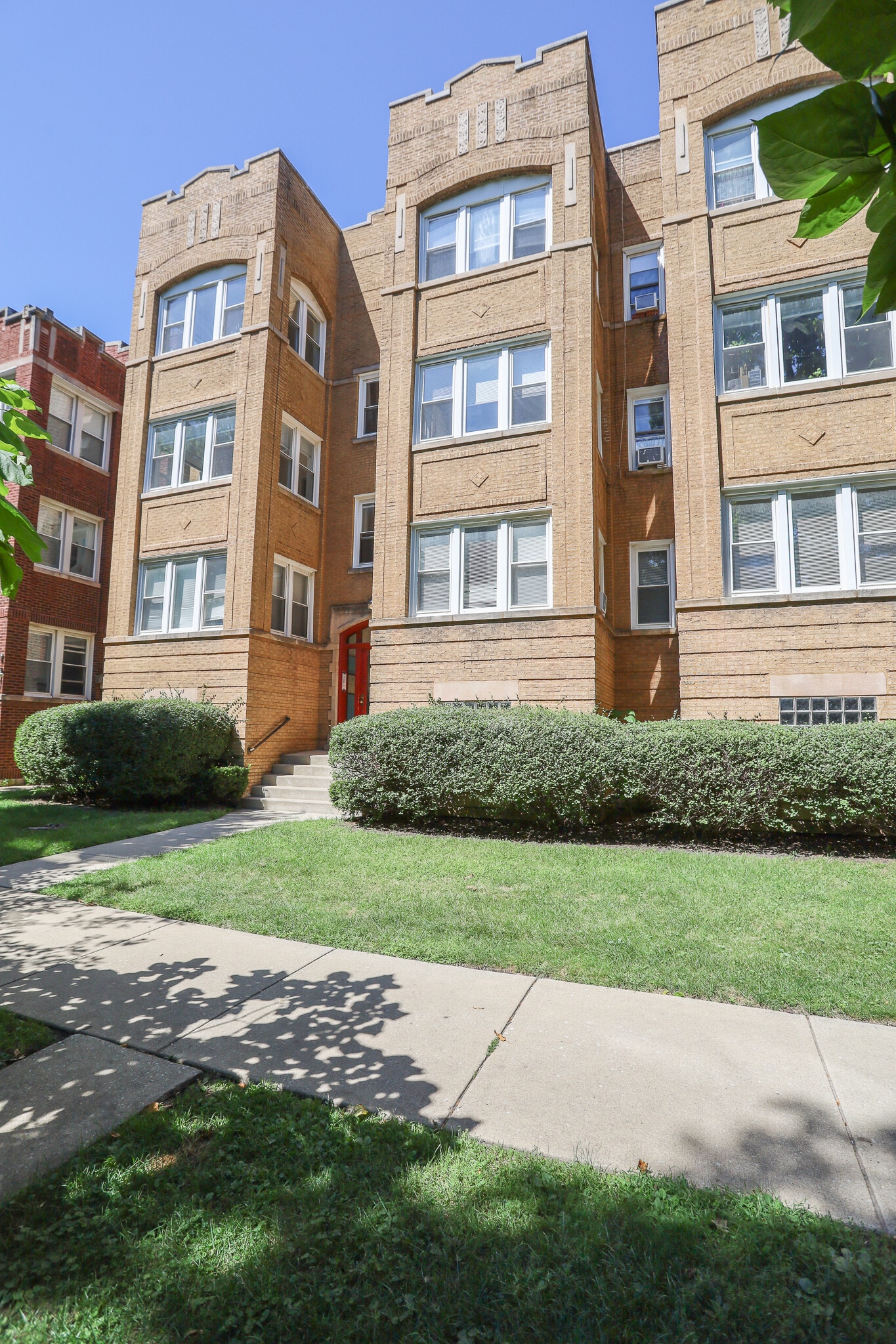 Building Photo - 1300 W Albion Ave