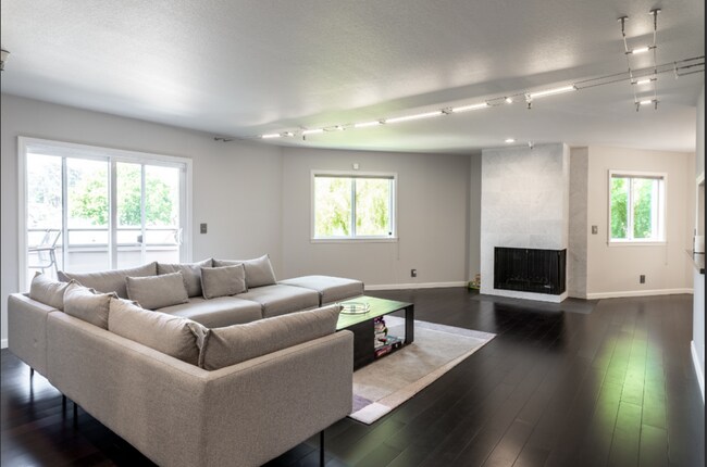 Building Photo - EPIC REA -End-unit AND TOP TWO floors (pen...