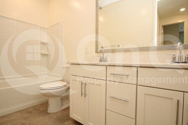 Building Photo - 943 E Danbury Dr