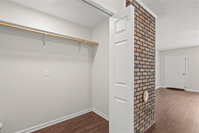 Building Photo - 213 Poplar St