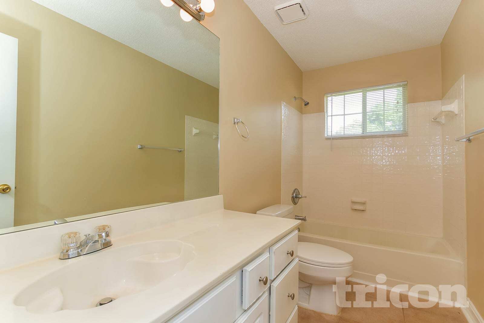 Building Photo - 305 Emerald Trce