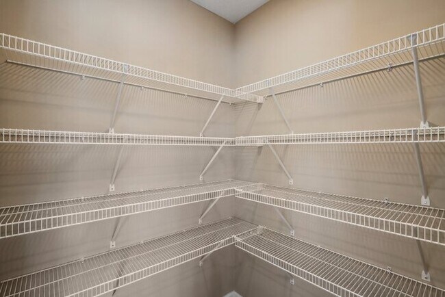 Building Photo - Fantastic 3bd/2ba home! Coming soon!