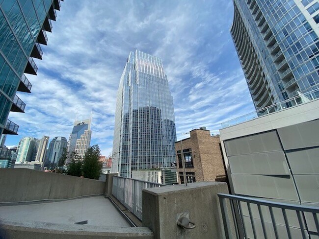 Building Photo - Stunning condo in the heart of SoBro at the Encore! Beautiful 1 bed, 1 bath on the amenity floor ...
