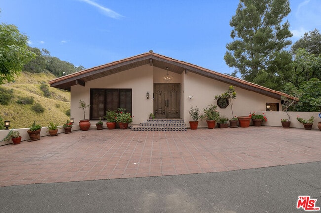 Building Photo - 10160 Cielo Dr