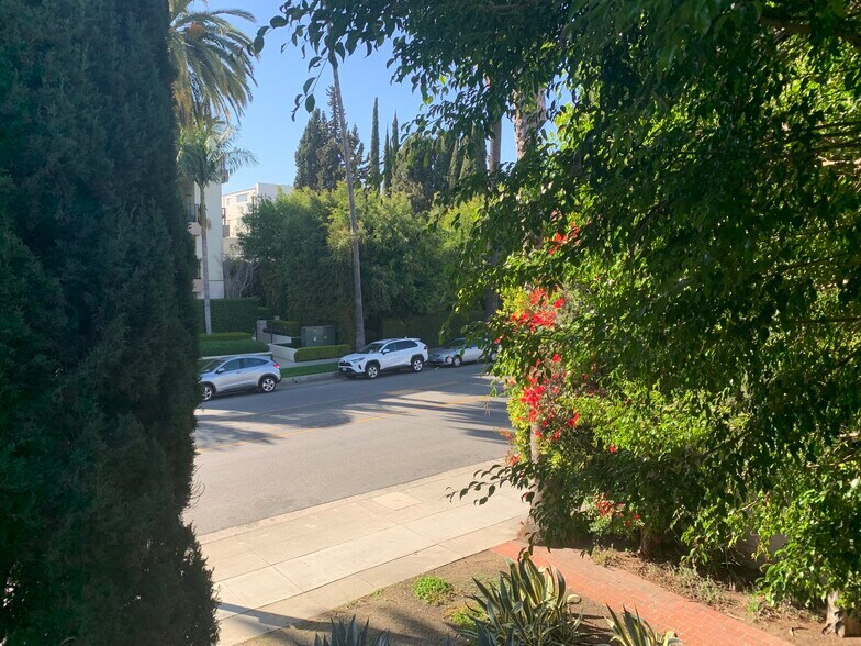 Building Photo - 412 N Doheny Dr