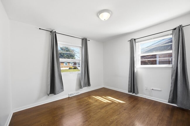 Building Photo - 2147 Palms Dr