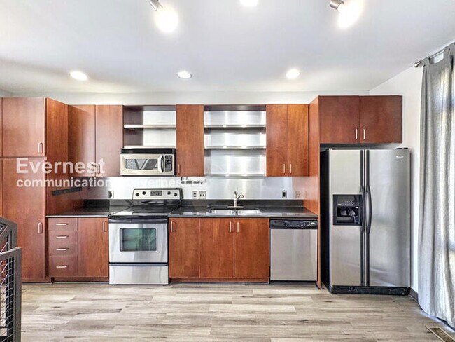 Building Photo - 2 Bed/2.5 Bath Townhome with Garage - 18 M...