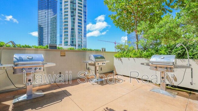 Building Photo - 987 Queen St