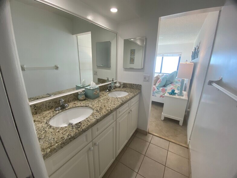 Building Photo - 10102 S Ocean Dr