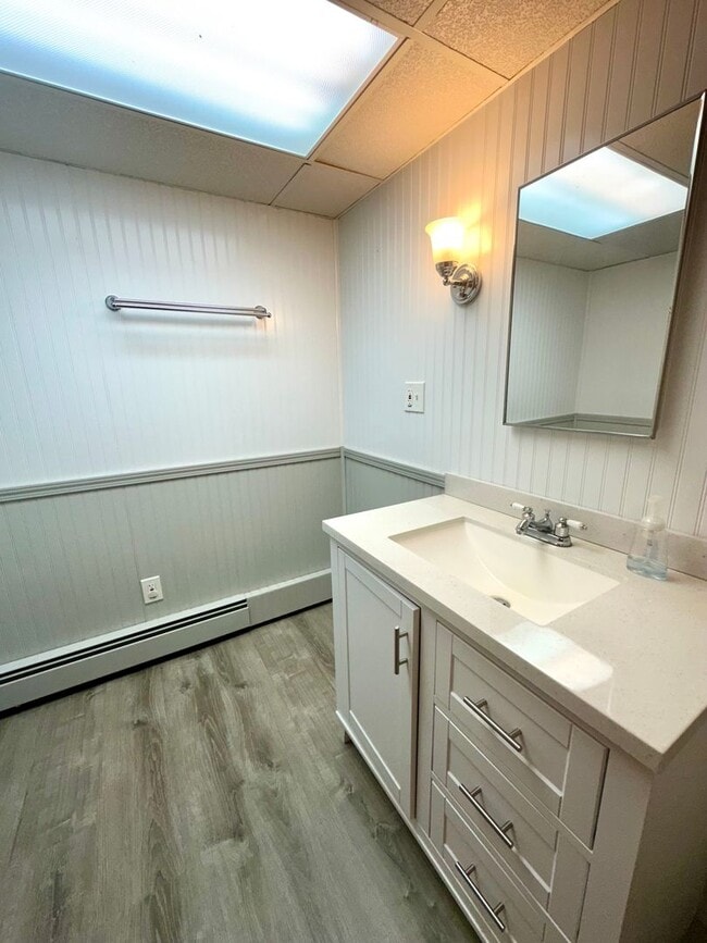 Building Photo - LAKEFRONT LIVING!
