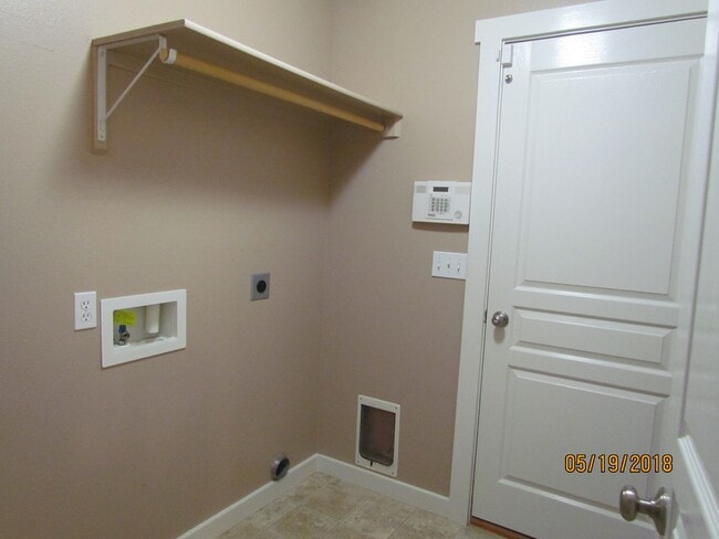 Building Photo - 4 bedroom 2 bath + Bonus Room home and nei...