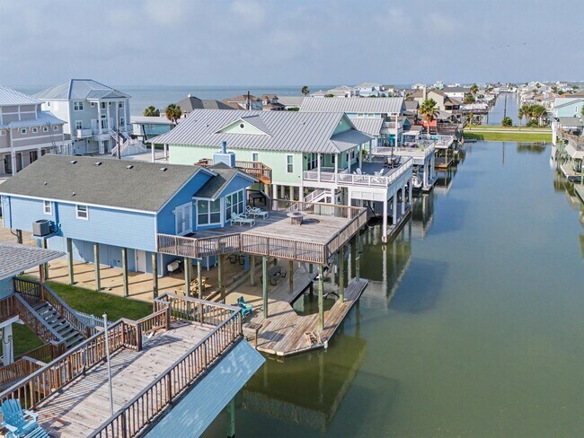 Building Photo - 22101 Guadalupe Dr