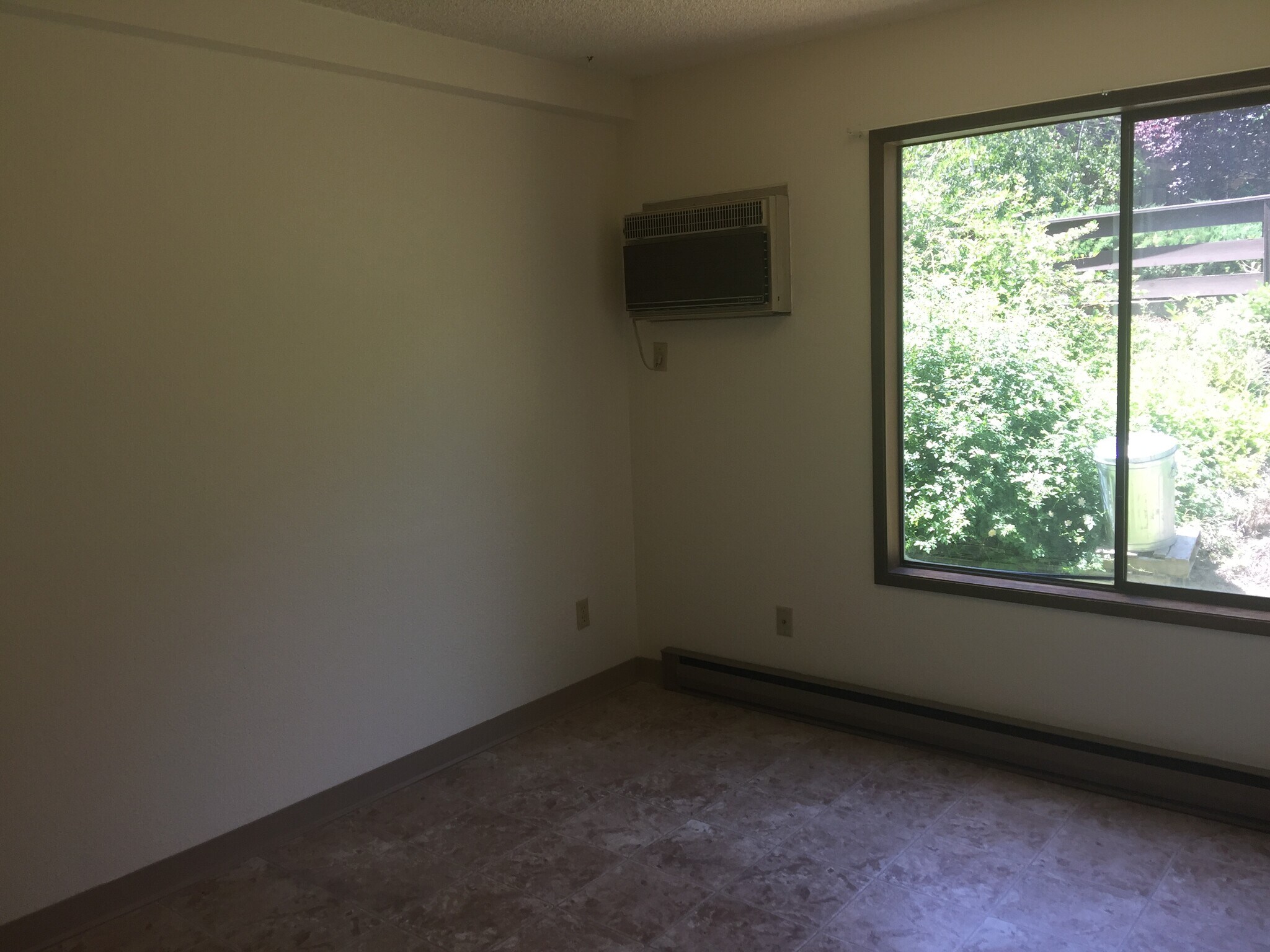 Building Photo - 600 SW Crestview St