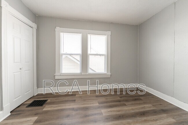 Building Photo - 2427 N Kenwood Ave