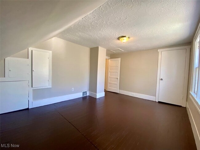 Building Photo - 328 Lease St