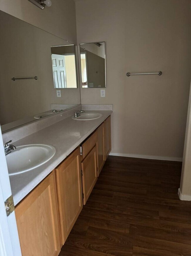 Building Photo - 2228 Cambridge Elms St