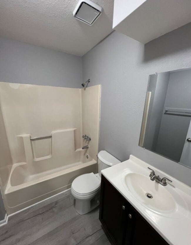 Building Photo - Renovated 3 Bedroom Duplex in Raytown!