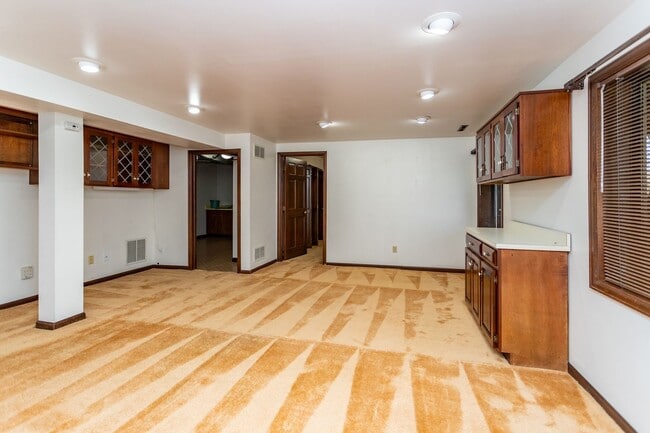 Building Photo - Charming home with Golf Course Views!!!
