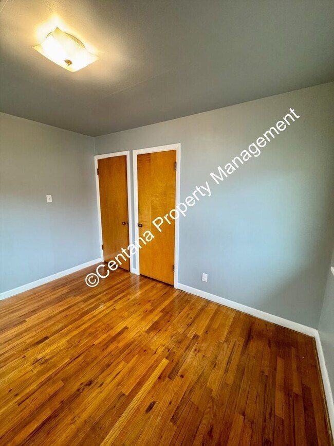 Building Photo - 2 Bedroom one Bath with large Yard located on the flats.