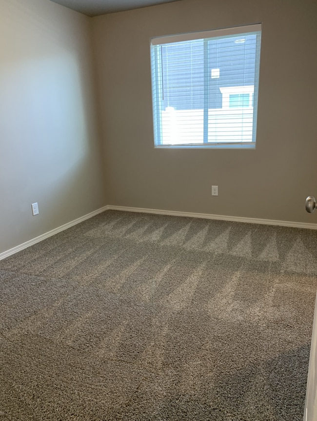 Building Photo - 3 bed, 2 bath Rambler, near Park Orchard. Fully fenced.