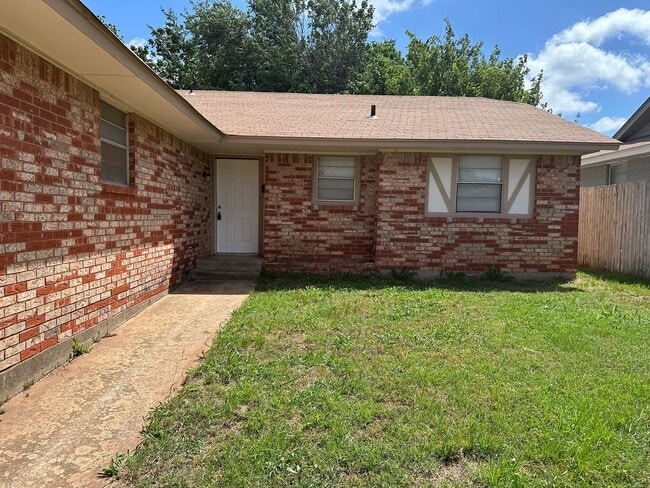 Building Photo - 3 Bed 1.5 Bath 2 Car Garage