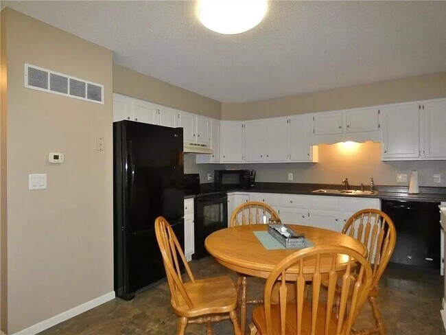 Large Kitchen, dine-in kitchen - 77 Brook Cir