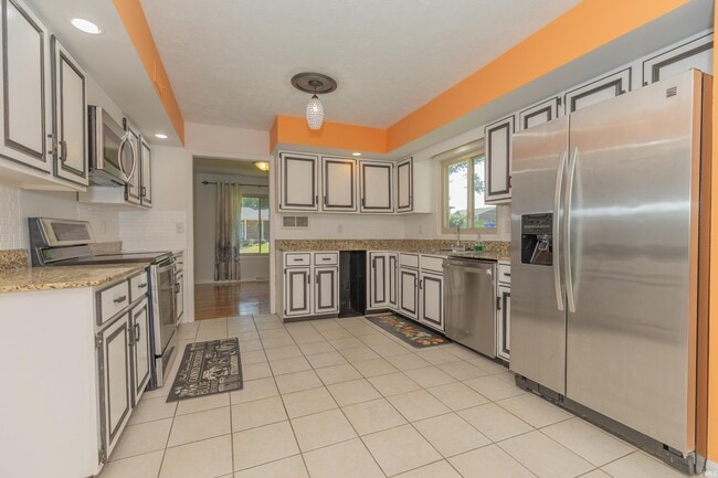 Building Photo - 5122 Woodridge Dr