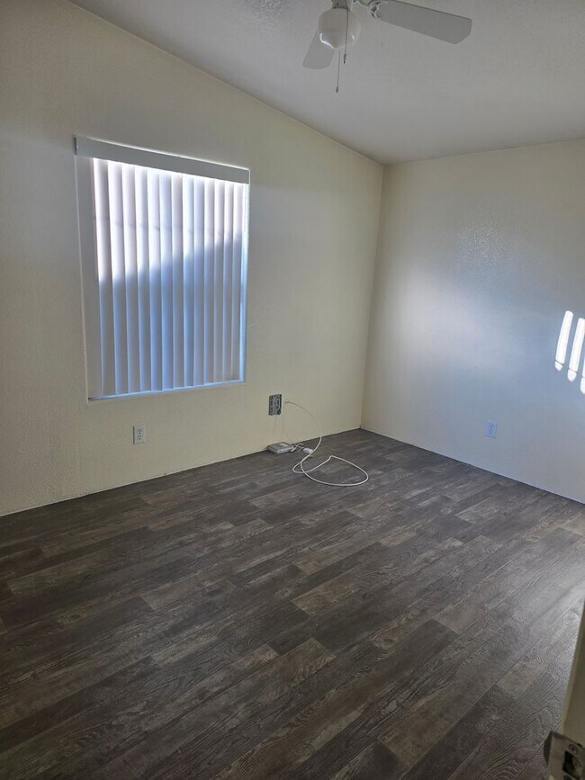 Building Photo - 1915 N Park Ave