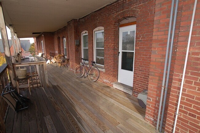 Building Photo - 15 Lynde St