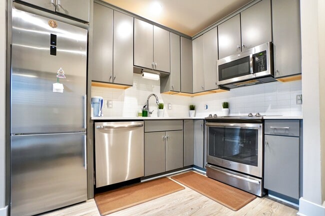 Building Photo - Two-Level 1BR w/ Den Next to Walter Reed a...