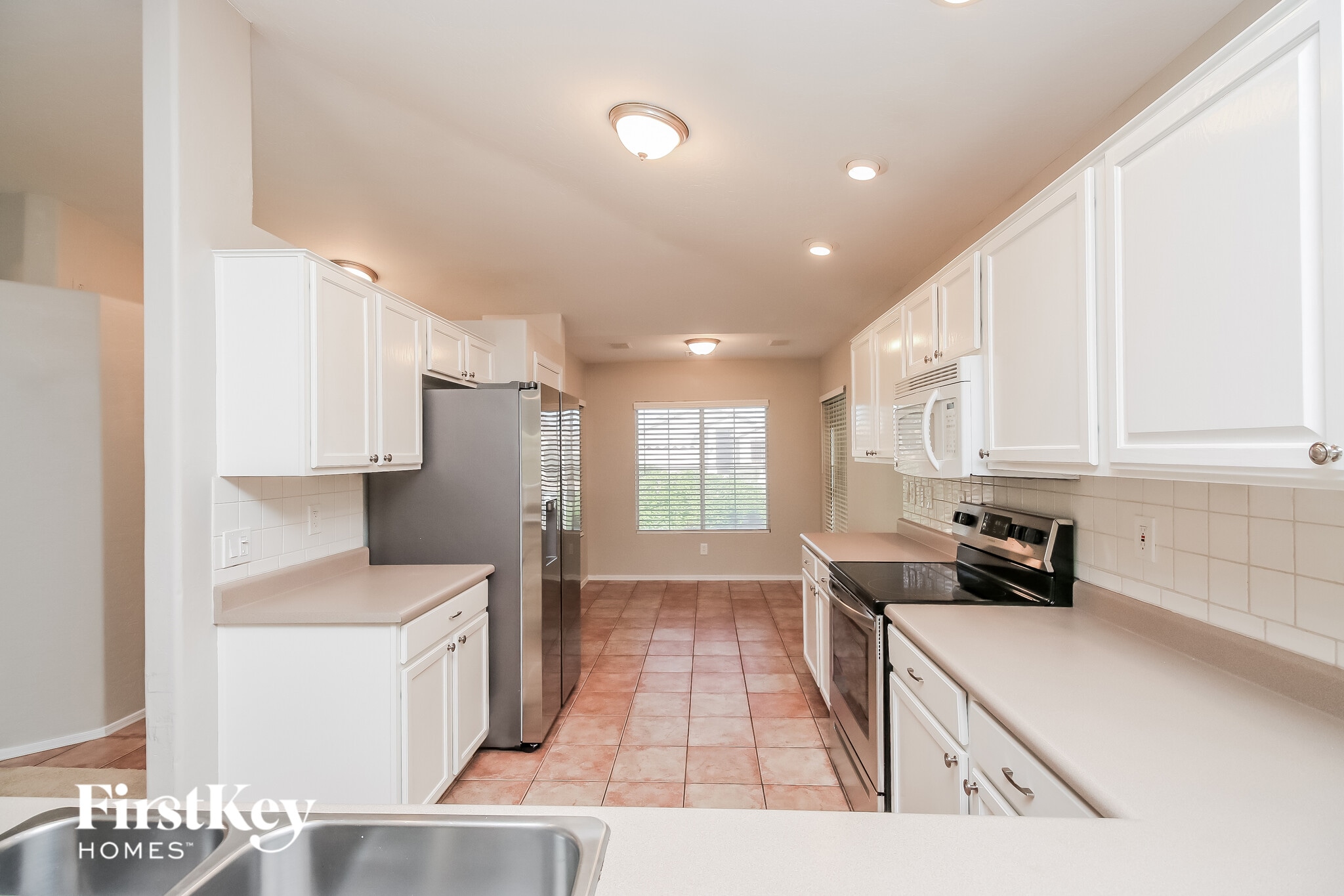 Building Photo - 701 E Cantebria Dr