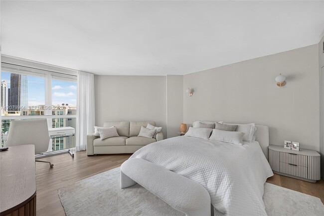 Building Photo - 16500 Collins Ave