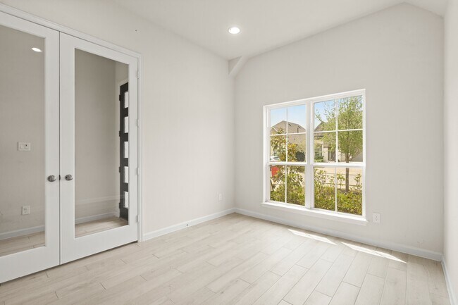 Building Photo - 142 Amaranth Wy