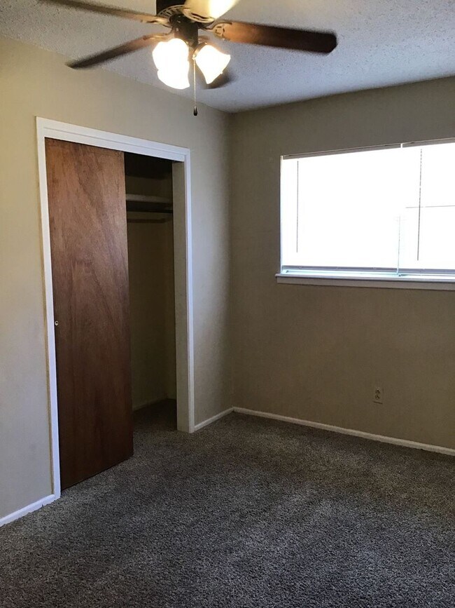 Building Photo - 301 Gayland Dr