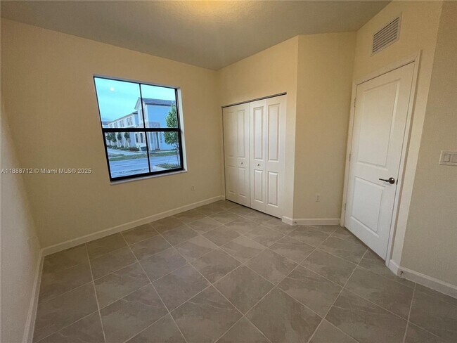 Building Photo - 3322 W 114th Terrace