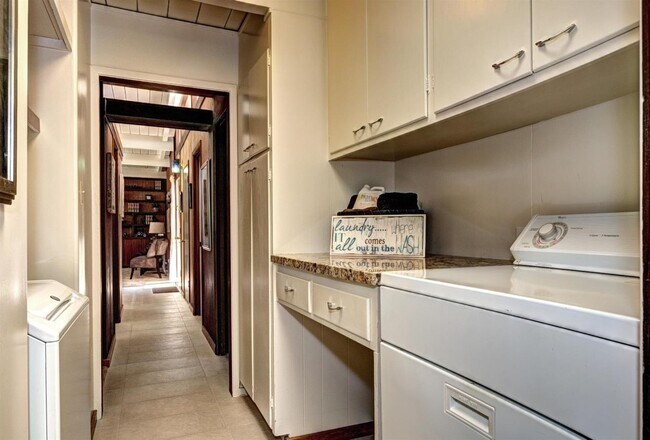 Building Photo - 727 De Soto Dr