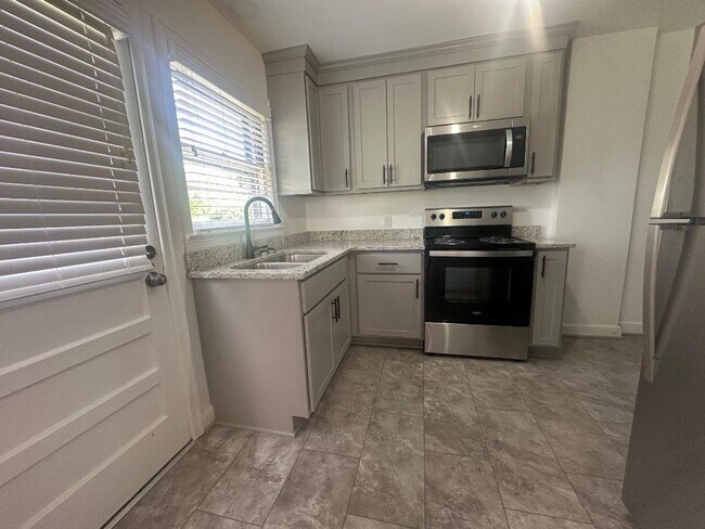 Building Photo - SW City Duplex!