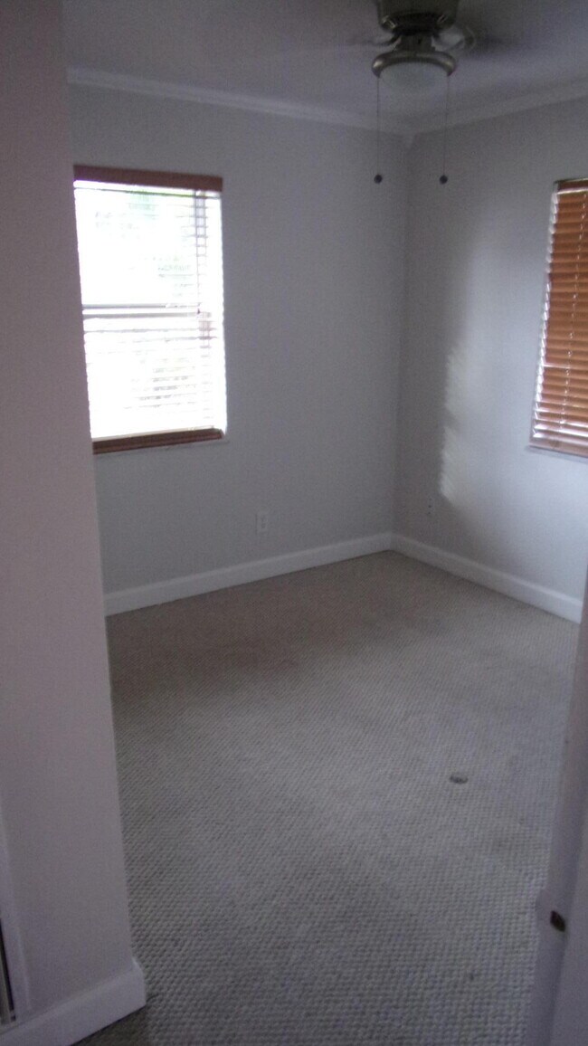 Building Photo - 195 SE Serenata Ct