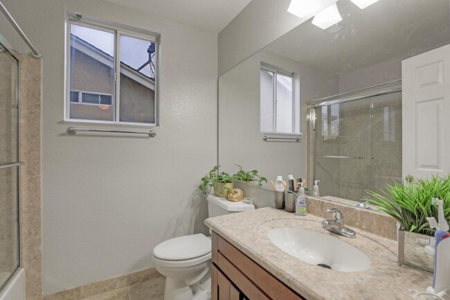 Building Photo - Beautiful Bright and Airy 4-Bedroom House ...
