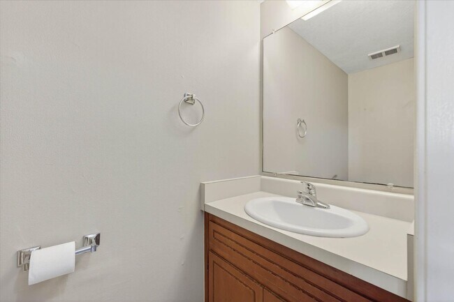 Building Photo - 921 Kingsbury Dr