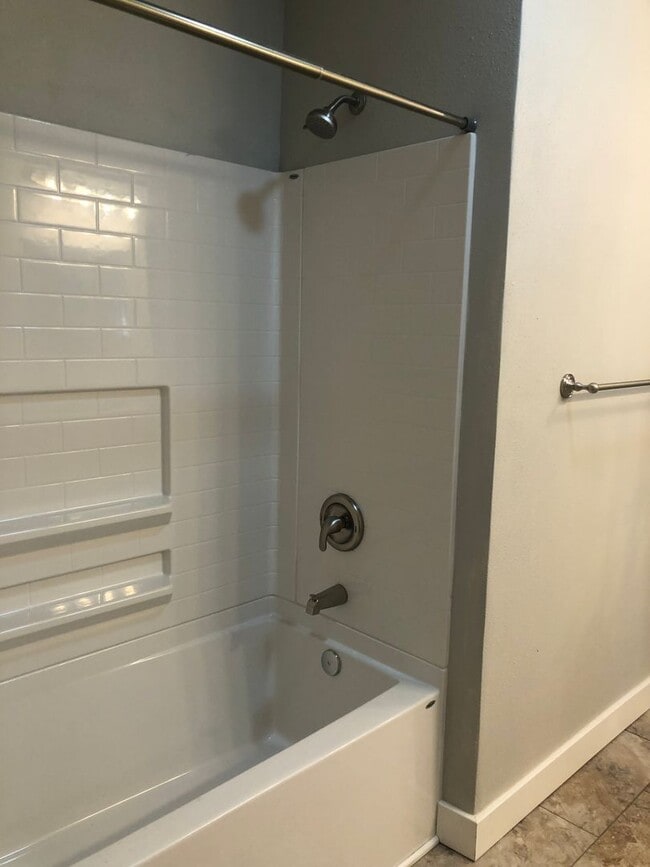 Building Photo - Large 4 bed/2 bath Farm House on River Rd. MOVE IN SPECIAL!